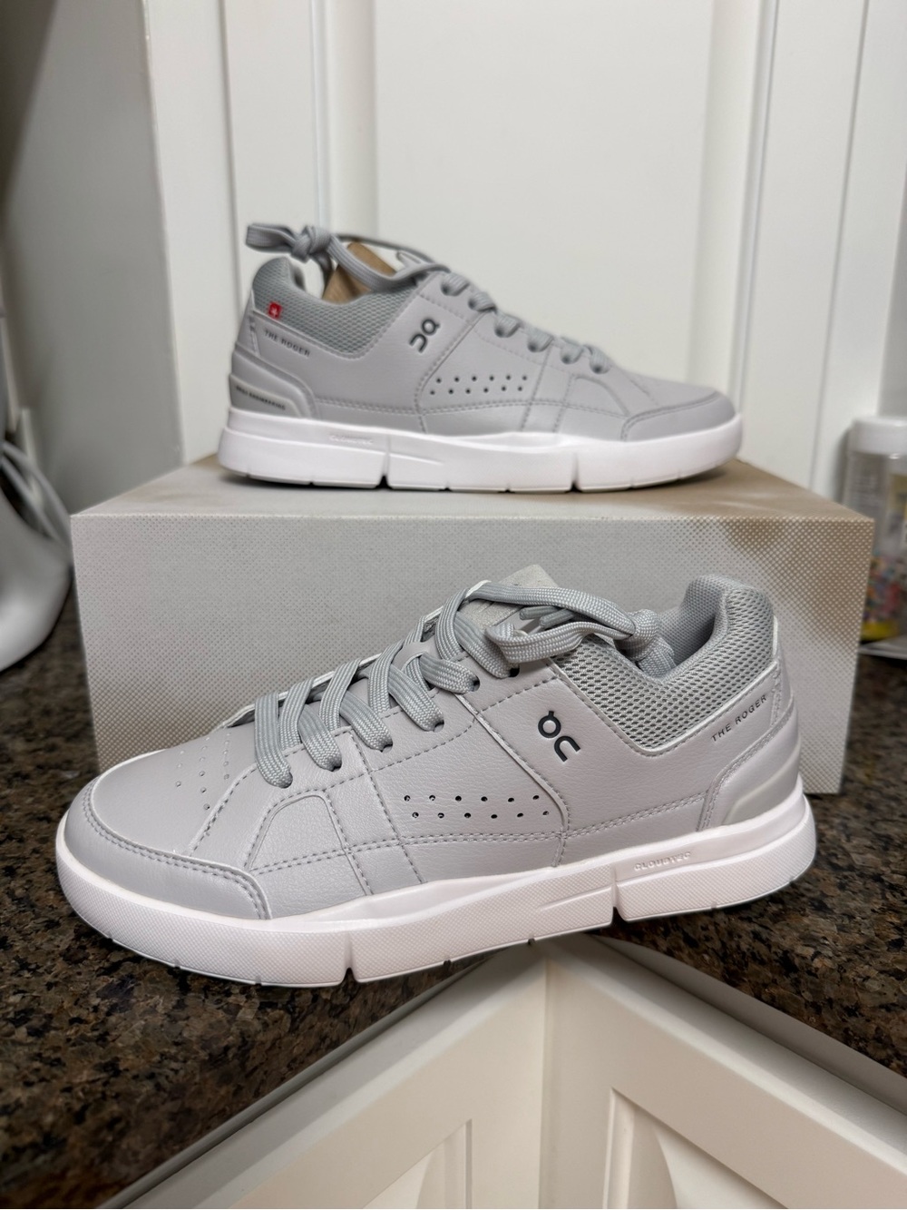 New In Box On Cloud The Roger Sneaker Shoes Glacier And White Women’s Size 6
